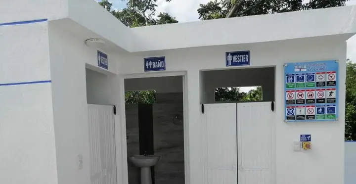Baño y vestier junto a la piscina