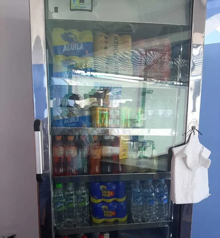 Refrigerador vertical para bebidas frías