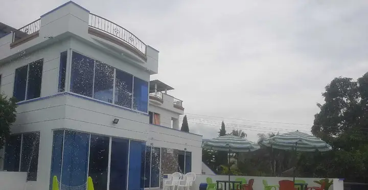 La casa quinta vista desde la zona de la piscina