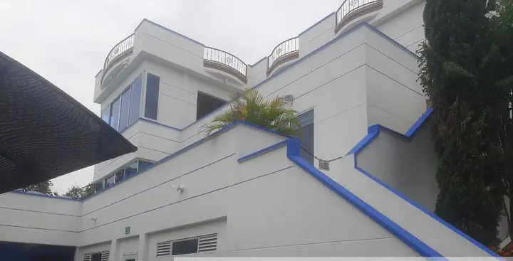 Escaleras y terrazas con remate azul